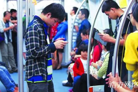 使用手機上網(wǎng)隨處可見 使用手機上網(wǎng)隨處可見