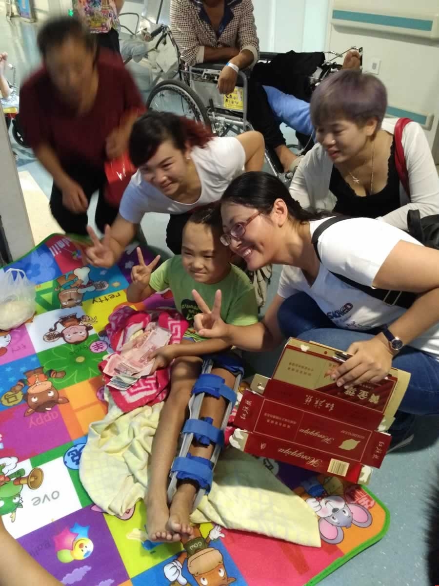 lp32學(xué)員洛陽(yáng)正骨醫(yī)院愛(ài)心幫助小朋友 lp32學(xué)員洛陽(yáng)正骨醫(yī)院愛(ài)心幫助小朋友